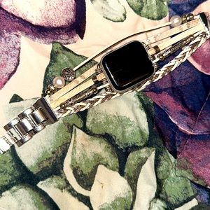 Apple Watch comes with Charger!